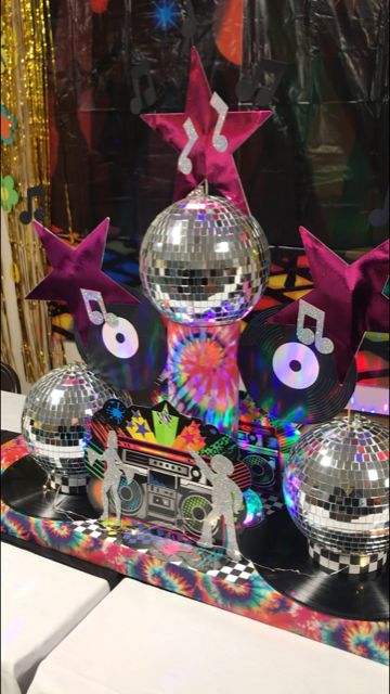 Disco 70's themed table set up 80s Themed Table Decorations, 70s Centerpiece Ideas Diy, Disco Theme Table Setting, 70s Table Decor, 70s Centerpiece Ideas, Table Setup Ideas, Disco Table, Players Ball, 70s Soul