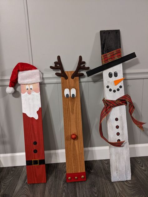 Pallet Santa Diy, Pallet Reindeer Diy, Skid Projects Pallet Ideas, Diy Christmas Decorations With Wood, Outdoor Christmas Signs Diy, Fence Post Crafts Diy Projects, Snowman Wooden Crafts, Fence Picket Christmas Crafts, Pallet Gnomes