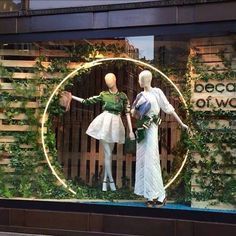 Spring Window Display, Display Visual Merchandising, Fashion Window Display, Window Display Retail, Decoration Vitrine, Store Design Boutique, Visual Merchandising Displays, Store Window Displays, Window Display Design