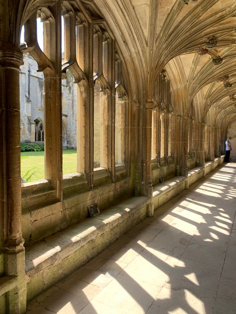 A sunny day at laycock abbey, bath, filming location for harry potter Lacock Abbey Harry Potter, Harry Potter Black Lake, Harry Potter Viaduct, Lacock Abbey, Oxford Harry Potter Locations, Harry Potter Film Locations, Harry Potter Locations, Bath Abbey, Harry Potter Filming Locations