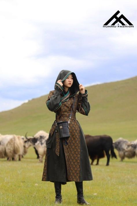 Knightcore Fashion, Mongolian Costume, Mongolian Fashion, Arte Viking, Fashion Unique, Foto Poses, Folk Fashion, Fantasy Costumes, Traditional Costume