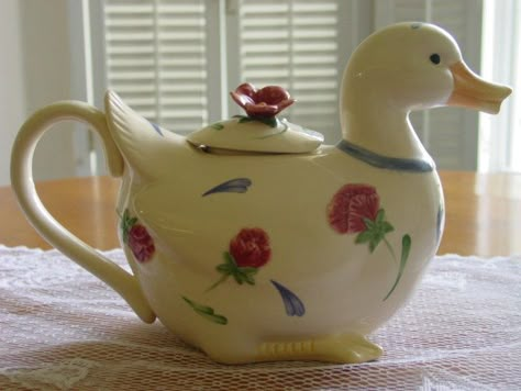 Duck teapot Cool Tea Pots, Teapots Aesthetic, Creative Teapots Ceramics, Cute Teapot Ceramic, Cool Teapots, Ceramics Tea Set, Clay Teapots Ideas, Cute Teapots, Goose Teapot