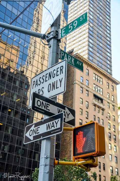 New York Cental Park, Usa School, Usa Quotes, Book Background, Iconic Wallpaper, Nyc Street, Manhattan Skyline, New York Life, Nyc Life