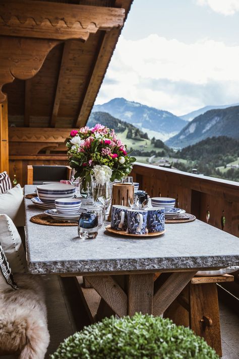 Chalet Balcony Ideas, Alpine Chalet Kitchen, European Chalet Interiors, Alpine Chalet Exterior, Switzerland Interior Design, Ski Chalet Interior Swiss Alps, Swiss Mountain House, Italian Chalet, Swiss Chalet House Exterior