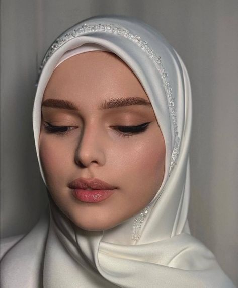 Bride Hijab Style, Bridal Hijab Styles, Muslim Wedding Gown, Hijab Stile, Hijabi Brides, Muslimah Wedding Dress, Muslimah Wedding, Estilo Hijab, Bridal Hijab