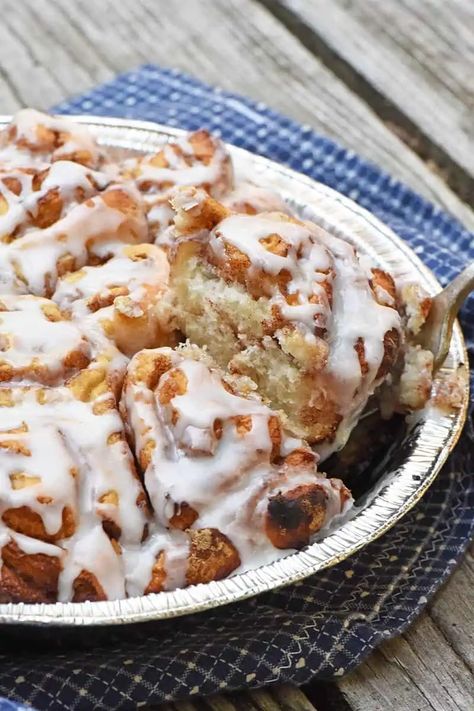 Camping Cinnamon Rolls, Campfire Cinnamon Rolls, Pie Iron, Ooey Gooey, Trending Recipes, Cinnamon Rolls Recipe, Camping Fun, Camping Meals, Rolls Recipe