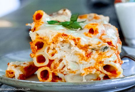 This warm and comforting meatless baked ziti is the perfect weeknight dinner. Putting together the ingredients is fast and easy, using jarred marinara sauce. Meatless Baked Ziti, Italian Pasta Bake, Five Cheese Ziti, Baked Ziti With Ricotta, Baked Chicken Spaghetti, Baked Cream Cheese Spaghetti, Chicken Noodle Soup Crock Pot, Ziti Recipe, Tater Tot Breakfast