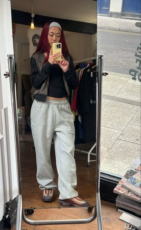 Green Nike Sweatpants Outfit, Aesthetic Joggers Outfit, Y2k Joggers Outfit, Outfit Jogging Nike, Grey Joggers Outfit Women Street Styles, Straight Joggers Outfit, Baggy Joggers Outfit Women, Straight Sweatpants Outfit, Straight Leg Joggers Outfit