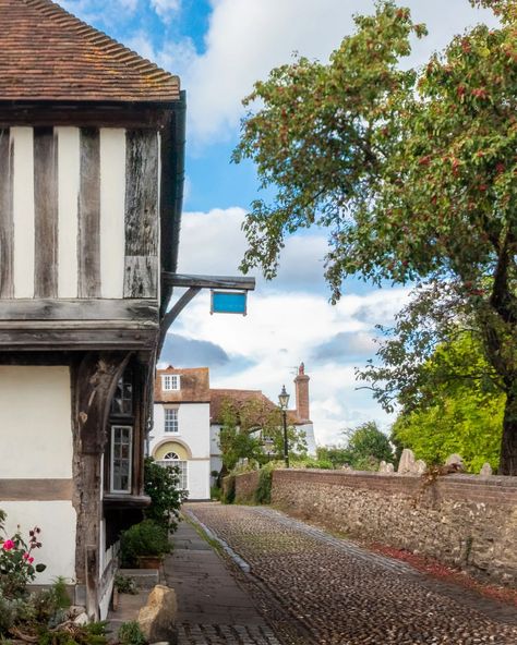 Explore the charming streets of Rye 🇬🇧 Explore the hidden nooks and streets of Rye and enjoy the beautiful views. Rye is perhaps one of the most picturesque villages in England. As such, I had a great time there. But I'm also curious to know what your favourite British village is? Wander the cobblestone streets of Rye that enchant you with its medieval charm. From the cosy Mermaid Street to the castle and church, each street has its own unique story to tell. Stroll down Mermaid Street, on... Rye England, Village Life, Nook, United Kingdom, Beautiful Views, England, Castle, Instagram