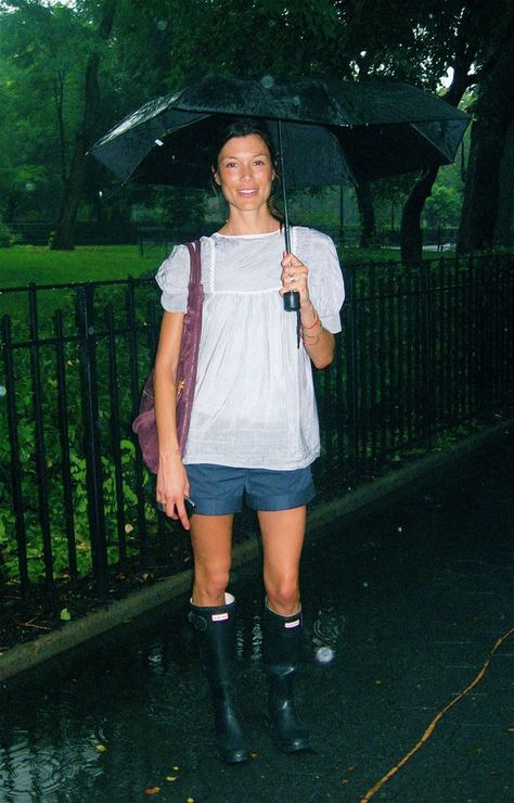 Rain Boots Shorts Outfit, Shorts With Rain Boots Outfits, Rain Boots Aesthetic Outfit, Wellie Boots Outfit, Rain Boots And Dress, Hunter Boots Outfit 2023, Outfits With Wellies, Rain Boots And Shorts, Hunter Rain Boots Outfit Spring