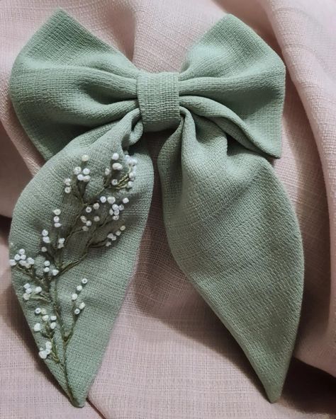 Hair Bow Embroidery, Embroidered Hair Bow, Embroidered Hair Accessories, Embroidered Bows, Hair Bows Diy Ribbon, Baby Dress Embroidery, Sewing Headbands, Embroidered Hair Bows, Basic Hand Embroidery Stitches