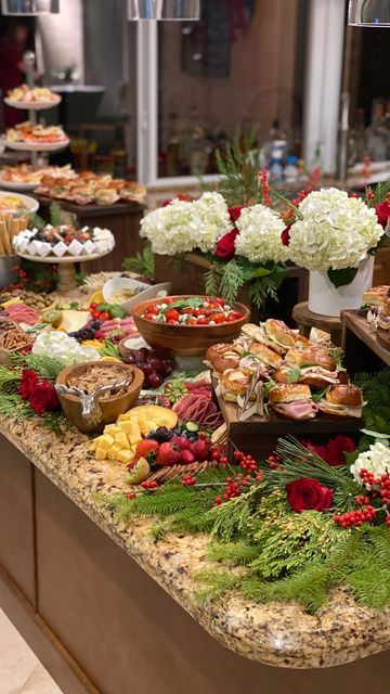 Grazing Table For 15 People, Christmas Party Food Layout, Christmas Island Food Display, Xmas Party Buffet Ideas, Christmas Party Catering Ideas, Christmas Food Table Decorations, Christmas Catering Display, Christmas Party Catering, Holiday Party Grazing Table