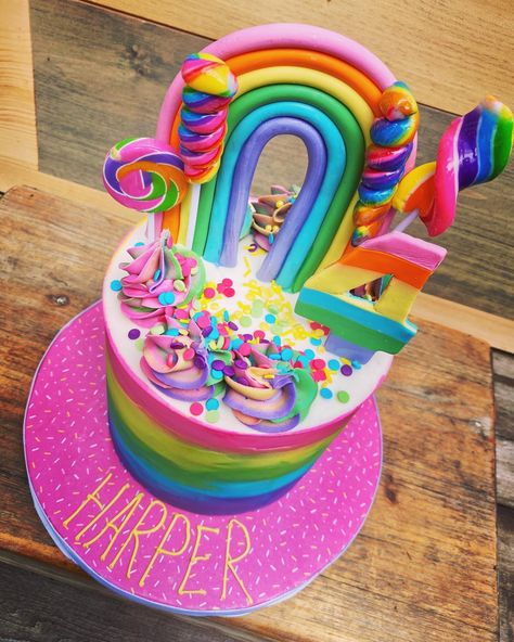 Candy Bday Cake, Rainbow Candy Cake, Rainbow Lollipop Cake, M&m Rainbow Cake, Rainbow Cake Decoration, Rainbow Cake With Candy On Top, Rainbow Baking, Rainbow Cake Filled With Candy, Pastel Rainbow Cake Inside