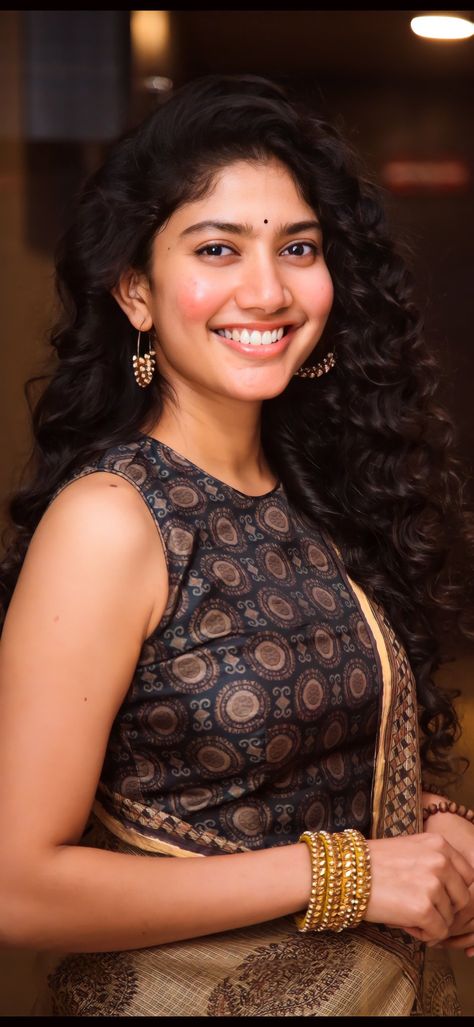 Sai Pallavi Hd Images, Sai Pallavi, Desi Aesthetic, Indian Woman, Shadow Pictures, Beautiful Wallpaper, South Actress, Photos Hd, Actress Pics