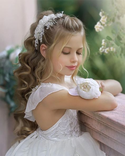 Communion Hairstyles, Hairstyles For Gowns, Kid Dress, Barbie Dresses, Ivory Skirt, Girls Tulle Dress, Princess Flower Girl Dresses, Princess Flower, Flower Girl Hairstyles