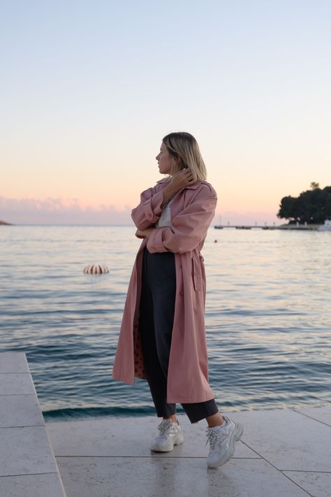 Pink Vintage Trench Coat & Ash Ugly Sneaker Pink Trench Coat Outfit, Pregnancy Outfits Casual, Pink Coat Outfit, Korea Autumn, Vintage Trench Coat, Raincoat Outfit, Outfit Inspo Spring, Pink Trench Coat, Long Rain Coat