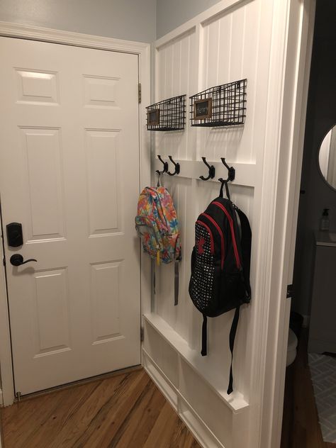 Backpack Area For Kids, Small Garage Entryway, Built In Backpack Storage, Entry Backpack Station, Backpack Holder For Home, Entryway Backpack Organization, Backpack Holder Ideas, Backpack Wall Organization, Backpack Hooks Entryway