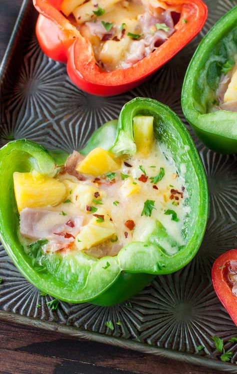 Hawaiian Bell Pepper Pizzas: Ditch the crust and grab a bell pepper! Pizza Stuffed Peppers, Pizza For Two, Bell Pepper Pizza, Pepper Pizza, Red Curry Sauce, Pepper Sandwich, Bell Pepper Recipes, Stuffed Mini Peppers, Curry Shrimp