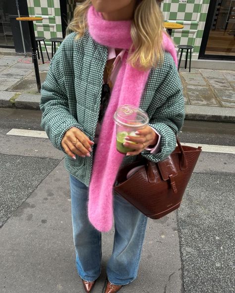 Scandinavian Autumn Fashion, Pink Scarf Outfit, Pink Winter Aesthetic, Matcha Strawberry, Golden Globes Red Carpet, Fashion Fails, Cold Fits, Stockholm Street Style, Scarf Outfit