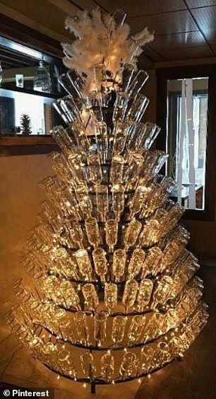 The DIY craze involves wrapping strings of fairy lights around tiered bottle racks, and st... Wine Themed Christmas Tree, Disney Diy Christmas Ornaments, Wine Christmas Tree, Wine Bottle Christmas Tree, Bottle Christmas Tree, Wine Bottle Trees, Wine Bottle Garden, Recycled Christmas Decorations, Recycled Christmas Tree