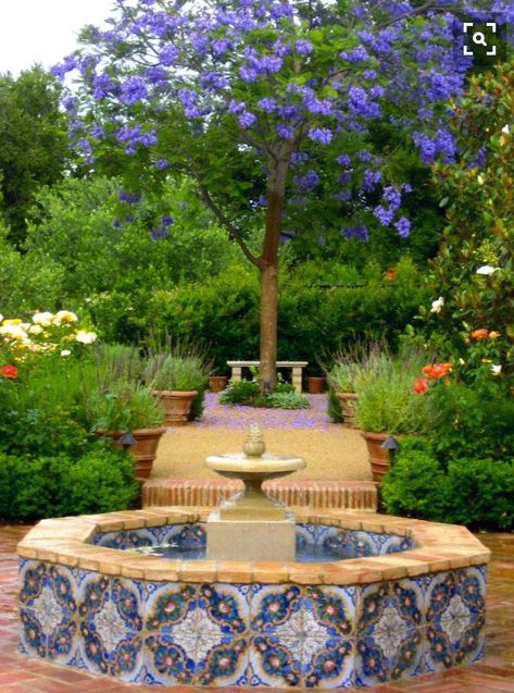 spanish courtyard - Ecosia - Images Spanish Backyard, Spanish Fountain, Spanish Courtyard, Spanish Garden, Spanish Style Homes, Spanish Tile, Mediterranean Garden, Garden Seating, Courtyard Garden