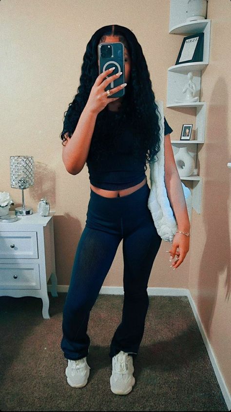 Flared Leggings Outfit Black Women, Flare Leggings Outfit Black Women, Bummy Outfits Black Women, Flare Jeans Outfit Black Woman, Flared Legging Outfit, Girls Legging Outfits, Flare Leggings Outfit, Flare Jeans Outfit, Black Leggings Outfit