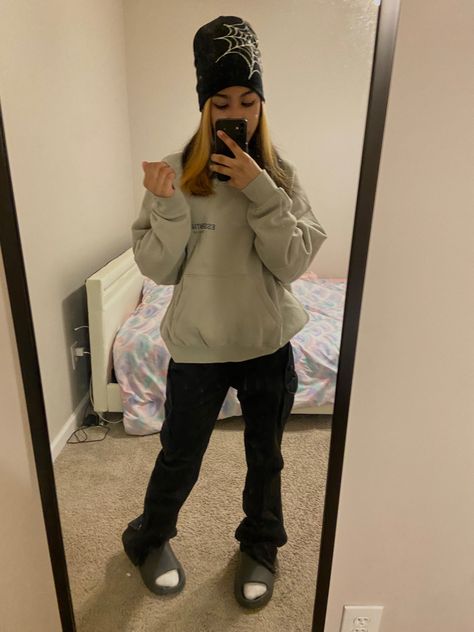 Black Beanie Outfit, Gray Hoodie Outfit, Yeezy Slides Outfit, Slides Outfit, Beanie Outfit, Yeezy Slides, Outfit Inspo Casual, Hoodie Outfit