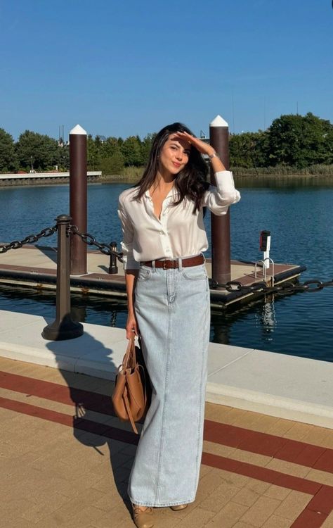 Casual outfit long demin skirt Demin Long Skirt Outfits, Demin Long Skirt, Denim Long Skirt Outfit, Long Denim Skirt Outfit, Denim Long Skirt, Simple Casual Outfits, Sport Chic Style, Denim Skirt Outfits, Long Skirt Outfits