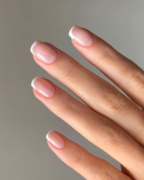 Wedding Style on Instagram: “Wavy frenchie 🤍 by @raelondonnails #raelondonnails #londonnails #repost #naturalnails #nudenails #manicure #minimalnails #weddingnails…” Fake Nails Short Square, Nails With Pink, Nails Short Square, French Tip Press On Nails, Short Coffin Nails, Minimal Nails, French Nail Designs, Stick On Nails, Girls Nails