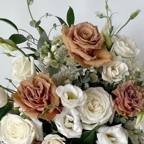 Cream Fall Wedding Flowers, White And Brown Wedding Theme, Fall Florals Wedding, Toffee Rose Bouquet, Taupe Roses, Toffee Rose, Brown Wedding Themes, Toffee Roses, Prom Flowers Bouquet