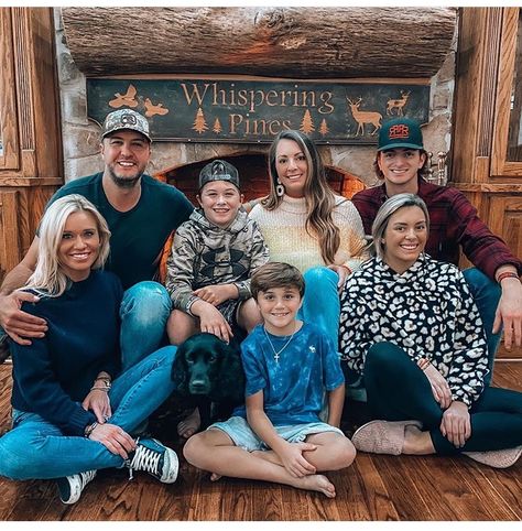 Luke Bryan Kids, Country Concert Captions For Instagram, Concert Captions For Instagram, Luke Bryan Family, Famous Country Singers, Bryan Singer, Going To Disney World, Easton Corbin, Neil Patrick