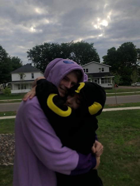 Halloween Costumes Couples Onesies, Couple Halloween Costumes Onsie, Couple Onsies Costumes, Pokemon Couples Costume, Couple Halloween Costumes Pokemon, Pokemon Couple Costume, Pregnant Pokemon Costume, Umbreon And Espeon Cosplay, Couples Onesies