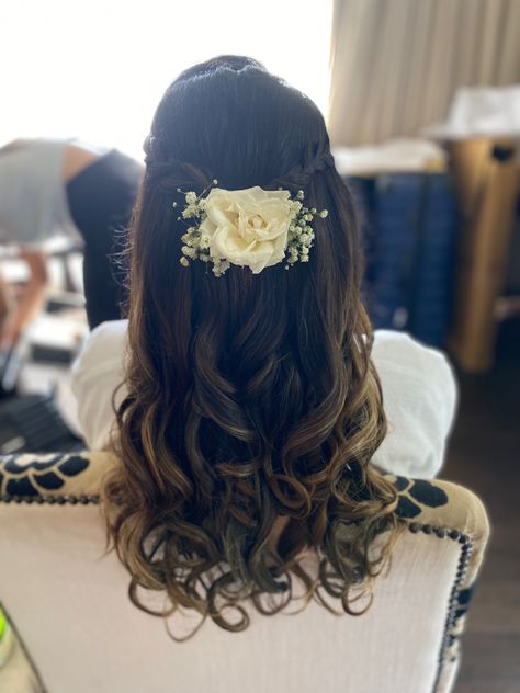 Floral Hairstyles Indian, Lehnga Photoshoot, Sangeet Hairstyles, Flower Hairstyles, Engagement Hair, Hair Style On Saree, Flower Bun, Simple Hairstyle, Bal Gopal