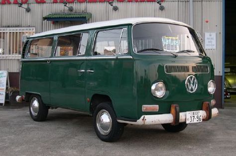 Old school dark green VW van.. Forest Green Car, Pickles Aesthetic, Green Vw Bus, Old Volkswagen Van, Volkswagen Campervan, Hippie Vans, Bedford Van, Van Volkswagen, Vans Painted