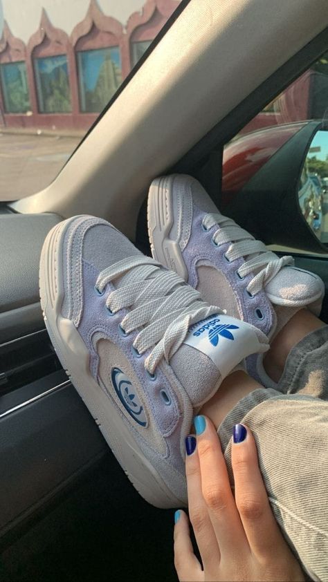 Carcase Iphone, Trendy Shoes Sneakers, Pretty Shoes Sneakers, Shoes Outfit Fashion, Shoe Wishlist, Neue Outfits, Hype Shoes, Girly Shoes, Aesthetic Shoes