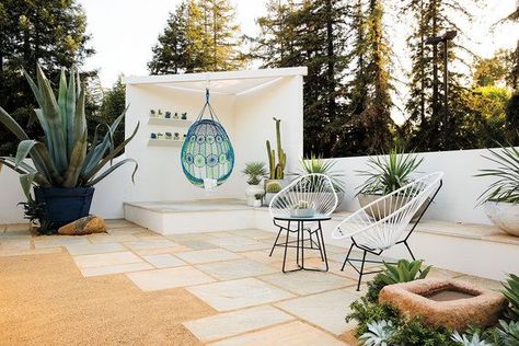 irregular pavers with decomposed granite looks modern and sleek Pavers Backyard, Decomposed Granite, Concrete Patios, Modern Desert, Modern Landscape Design, Desert Garden, Casa Exterior, Home Garden Design, Dry Creek