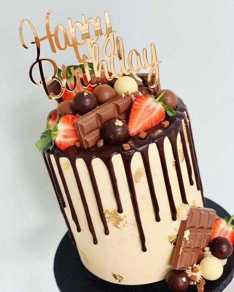 Candy Cakes Birthday, Tall Chocolate Cake, Chocolate Drip Cake Birthday, Fruit Table Ideas, Birthday Cake Wine, Chocolate Birthday Cake Decoration, Cookout Desserts, Pastel Chocolate, Lindt Truffles