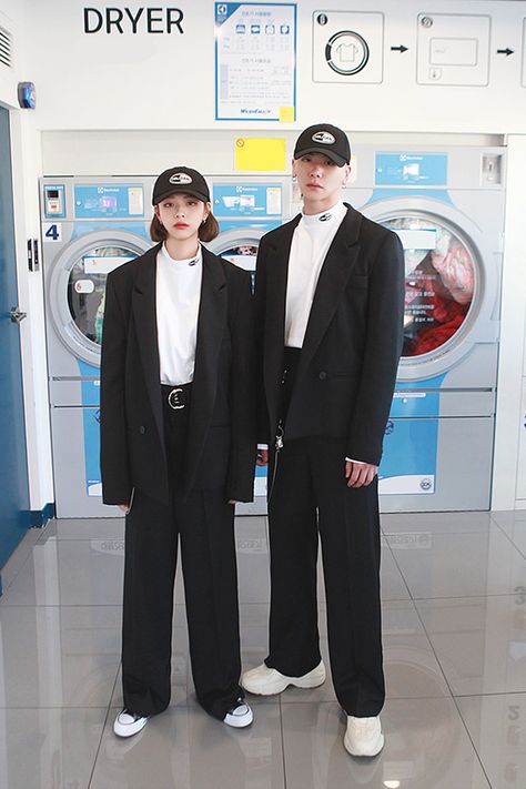 Fashion Gender Neutral, Genderless Fashion, Japanese Lifestyle, Oversized Sweater Women, Korean Street, Men Fashion Casual Outfits, Couple Photoshoot, Pantalon Large, Fashion Couple