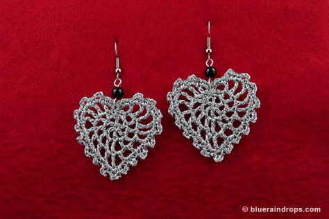 Lacy heart earrings with metallic thread. See pattern Diy Crochet Jewelry Free Pattern, Crochet Leaf Earrings Free Pattern, Dig Jewelry, Crochet Thread Patterns, Crocheted Earrings, Hearts Crochet, Crochet Valentines, Beginning Crochet, Valentine Earrings