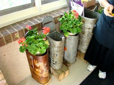 old mailboxes used as planters Mailbox Planter, Old Mailbox, Mailbox Garden, Flea Market Gardening, Upcycle Garden, Unique Gardens, Garden Buildings, Flower Planters, Diy Backyard