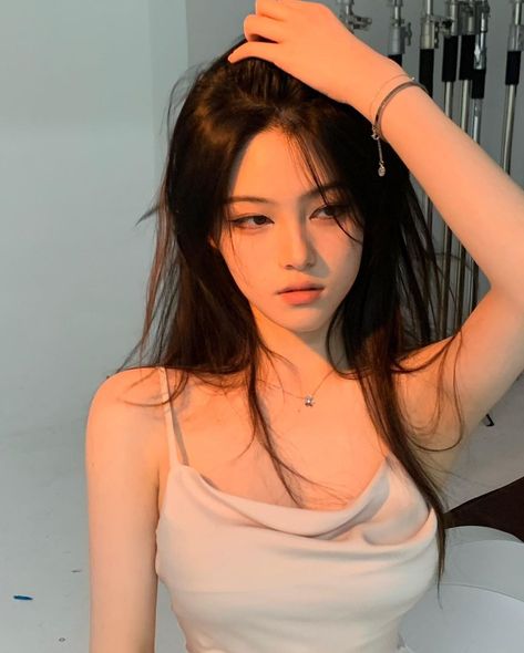 Medium Long Haircuts, Hour Glass, Long Hair Cuts, Korean Hairstyle, Medium Length Hair Cuts, Blackpink Fashion, Anime Scenery, Korean Beauty, Ulzzang Girl