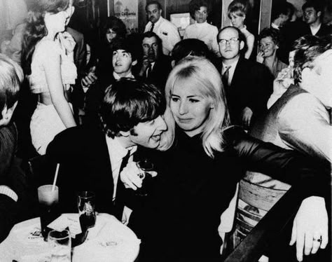 Cynthia Lennon, Beatles Girl, Sean Lennon, Julian Lennon, John Lennon And Yoko, John Lennon Beatles, Beatles Pictures, Beatles John, Beatles Songs