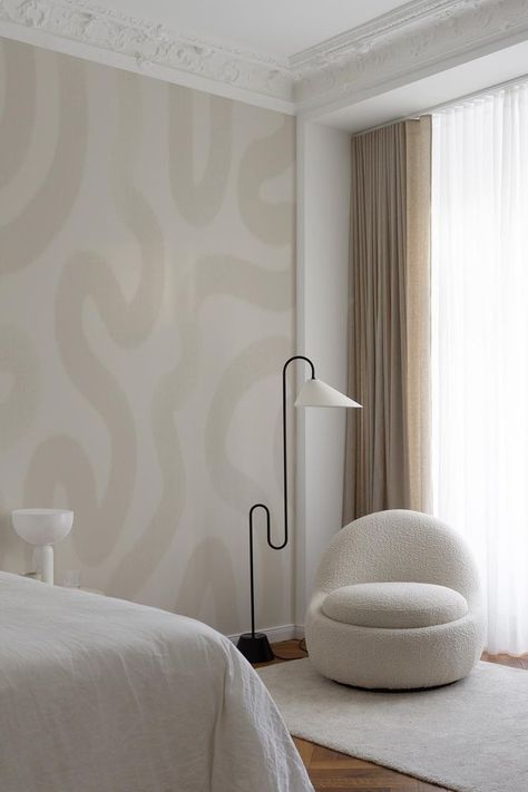 Contemporary Wallpaper Bedroom, Modern Bedroom With Wallpaper, Wall Bedroom Design, White Bedroom Design Modern, Minimal Beige Wallpaper, Fashion Designer Bedroom Ideas, Bedroom Design Paint, All Beige Bedroom, Bedroom Ideas Soft