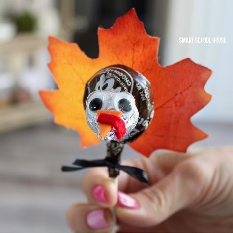 Tootsie Pop Turkeys. An ADORABLE and easy Thanksgiving turkey craft idea for all ages and all skill levels;) Easy Thanksgiving Turkey, Thanksgiving Turkey Craft, Smart School House, Best Thanksgiving Recipes, Tootsie Pop, Smart School, Turkey Crafts, Turkey Craft, Thanksgiving Treats