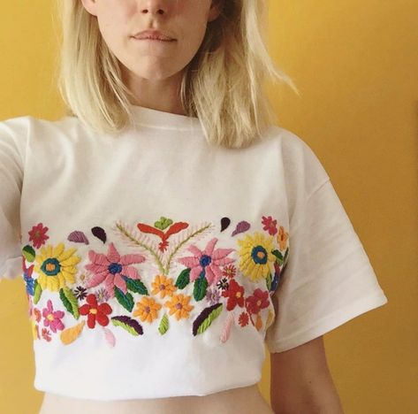 Embroidered Tshirt Ideas, Embroidery On Tshirt, Tessa Perlow, Embroidery Tshirt, Diy Vetement, Estilo Hippie, Pola Sulam, Embroidery On Clothes, Floral Tee