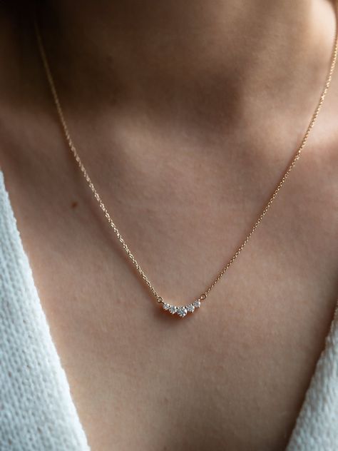 This stunning piece features a carefully crafted design of graduated diamonds that shine and sparkle with every move. Stand out from the crowd and add a touch of elegance and luxury to any ensemble. Feel confident and beautiful with this timeless necklace. Rose Gold Chain Design, Minimal Gold Accessories, Minimalistic Gold Necklace, Gold Minimal Necklace, Simple Gold Diamond Necklace, Unique Pendent Designs, Minimal Diamond Necklace, Aesthetic Pendant Necklace, Modern Gold Jewelry Unique Designs