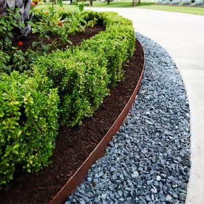 Farmhouse Landscape Ideas, Steel Landscape Edging, Garden Edging Ideas Cheap, Fence Edging Ideas, Garden Home Design, Diy Yard Projects, Steel Edging Landscape, Fence Edging, Driveway Edging