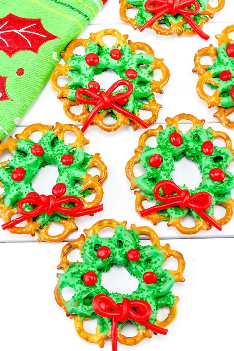 Festive Chocolate Pretzel Wreaths Final 2 Dipped Pretzel Wreaths, Pretzel Wreath Recipe, Chocolate Pretzel Wreaths, Mini Pretzel Wreath, Christmas Wreath Pretzels, Pretzel Christmas Wreath, Christmas Pretzel Wreaths, Pretzel Wreaths White Chocolate, Christmas Chocolate Lollipops