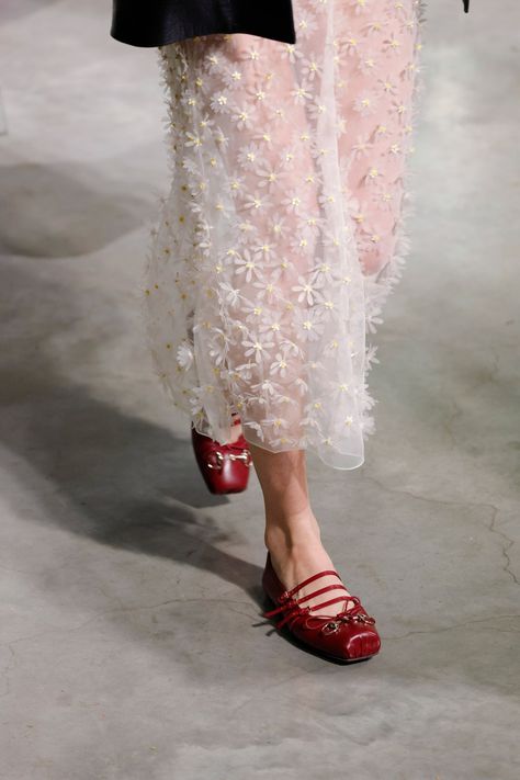 Gucci Resort 2025 Collection | Vogue Cruise Fashion, Gucci Brand, Visit Egypt, Petite Style, 2025 Fashion, Spain Portugal, Travel Packages, Red Shoes, Vogue Runway