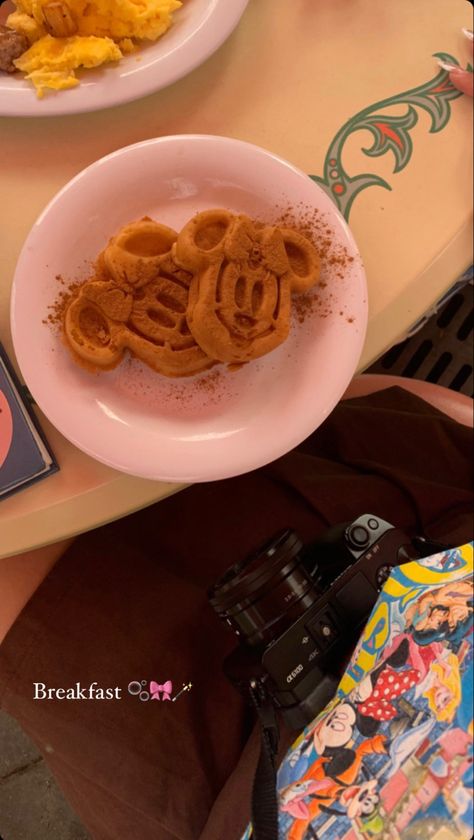 Disneyland, disney day, minnies breakfast, plaza inn, disney world Disneyland Breakfast, Mickey Waffle, Disney Ideas, Disney Day, Fame Dr, Disney Trip, Disney Trips, Photo Inspiration, Disney World